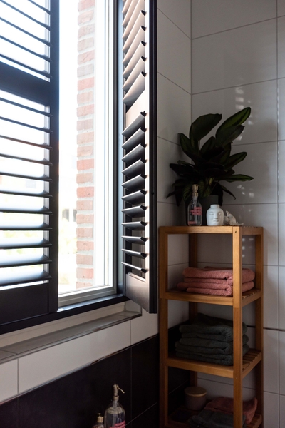 luxaflex-zwart-kunststof-shutters-badkamer-1