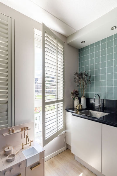 jasno-grijs-kunststof-shutters-keuken